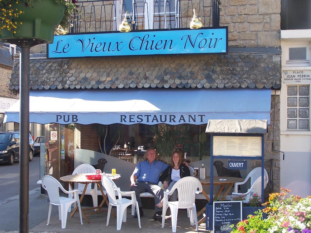 Le Vieux Chien Noir Hotell Évran Eksteriør bilde